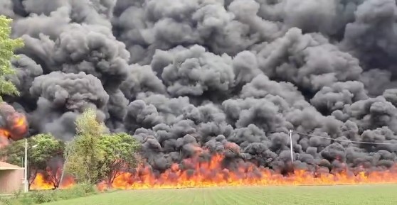 NUBE NEGRA VISIBLE DESDE PUEBLA Y TLAXCALA, DERIVADO DE UN INCENDIO EN ATZOMPA