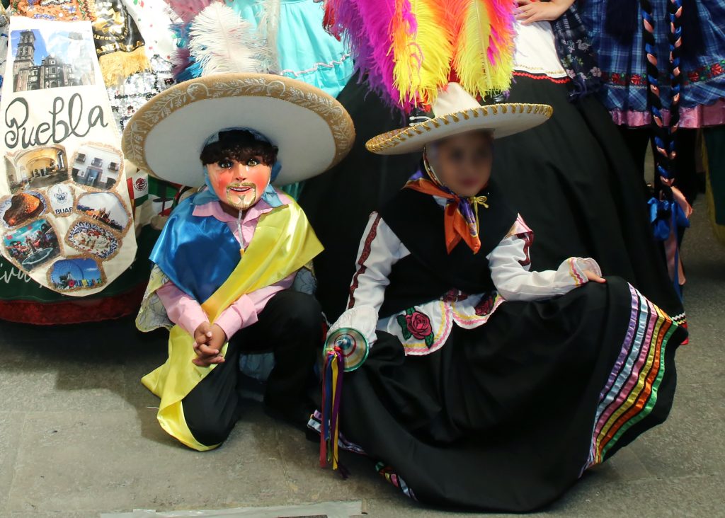 Pequeños huehues en escena: el carnaval infantil del barrio del alto llegó al corazón de Puebla