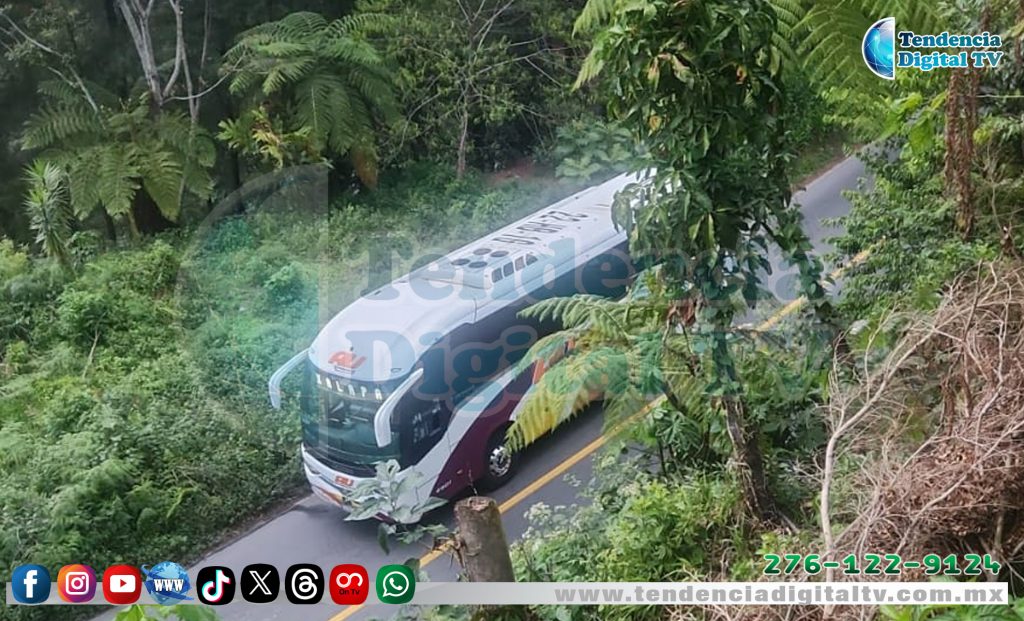 AUTOBUS AU CON DESTINO A XALAPA SUFRE DESPERFECTO EN ARROYO COLORADO.