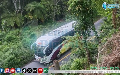 AUTOBUS AU CON DESTINO A XALAPA SUFRE DESPERFECTO EN ARROYO COLORADO.